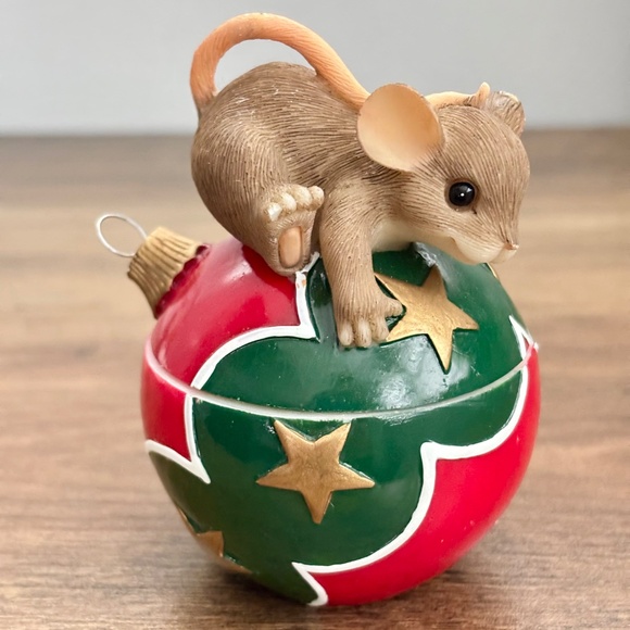 CHARMING TAILS Mouse NO PEEKING 87/143 Christmas Ball Ornament Figurine Trinket - Picture 2 of 11